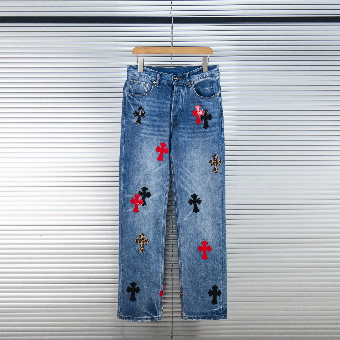 P290 high version Chrome Hearts blue denim with red black panther pattern multi-leather jeans. CH jeans need to be washed and then disassembled and hand-stitched with sheepskin cross leather and then spliced ​​together. The whole piece has too many craftsmanship to explain, patchwork cross pattern embellishment, high-waisted washed jeans! ! Absolutely high-end luxury products, god-level single products and super popular products, made with top heavy industry, a must-see magic weapon. Customized hardware. The fabric is thick and soft after washing. It has good breathability. Customized small leather label. Unique design. The details are simple and elegant, and the workmanship is exquisite. The entire trousers are neatly routed and the details are in place! It’s so cool that both men and women can easily control the genderless trend! Style number: 1799# Color: blue Size: 28 30 32 34 36